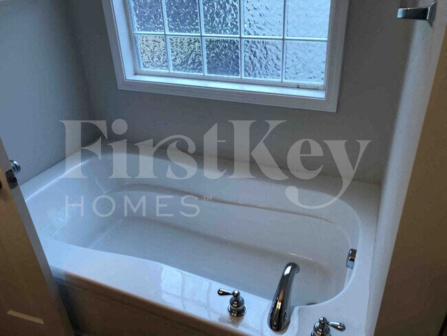 Building Photo - 2215 Charles Towne Ct