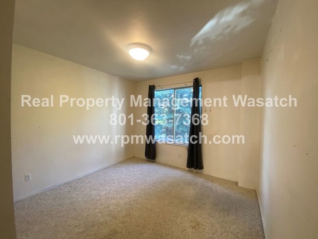 Building Photo - Charming 3 Bedroom 2 Bathroom Downtown Condo!