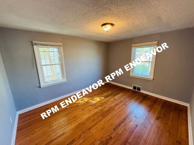 Building Photo - Large 4-Bedroom 2bath Home. Move in Ready! Section 8 Accepted!