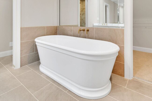 Building Photo - Newly Renovated Condo in The Westende with...