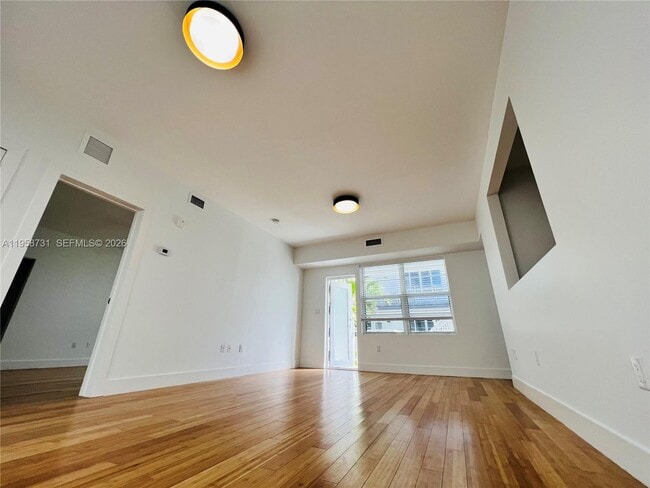 Building Photo - 960 Bay Dr