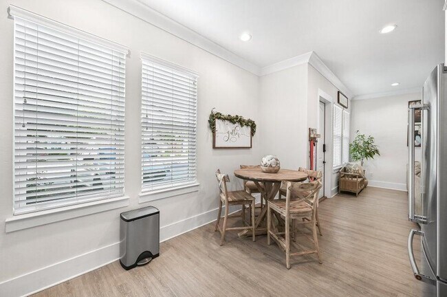 Building Photo - 995 Airport Rd