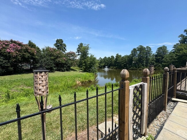 Building Photo - 3 Bedroom Townhome