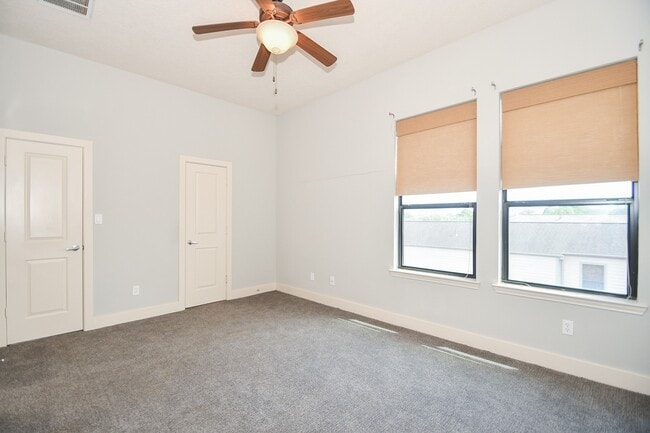 Building Photo - 748 W 16th St