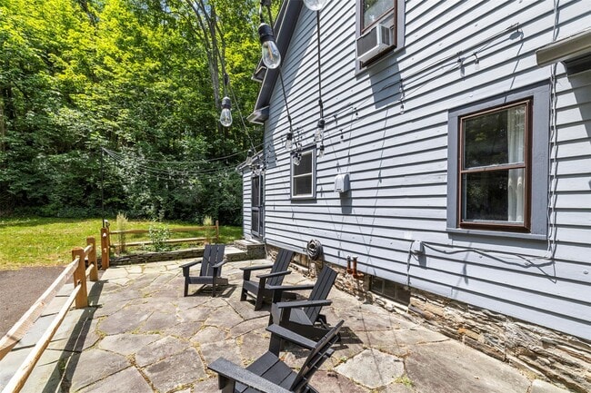 Building Photo - 1025 Sawkill Rd