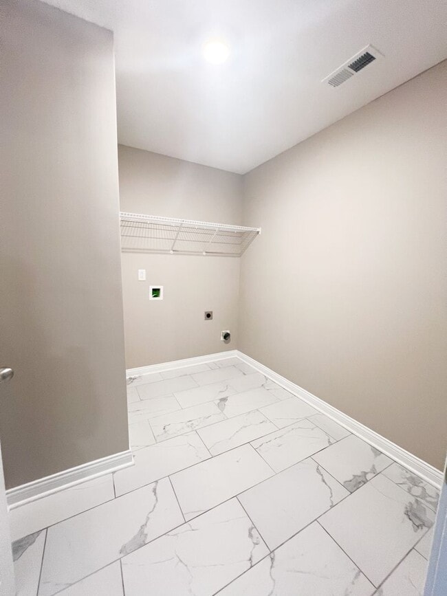 Building Photo - 5 Bedroom 2 1/2 Bathroom Home