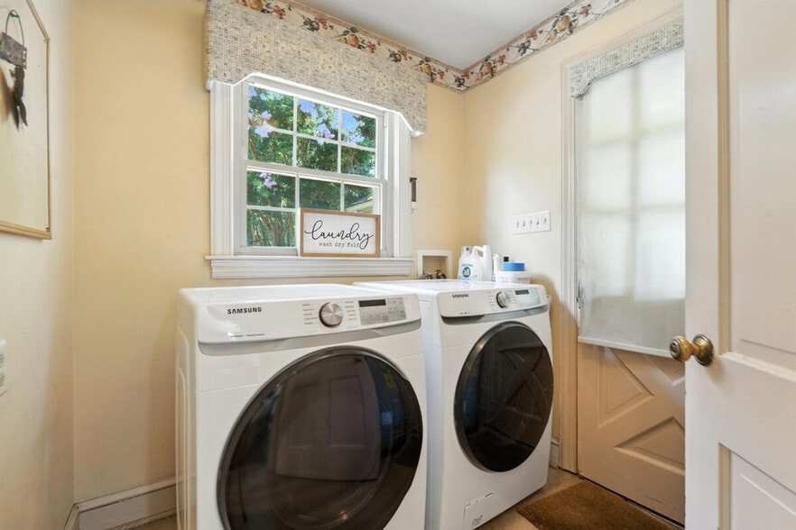 Building Photo - 1421 Lynn Rd