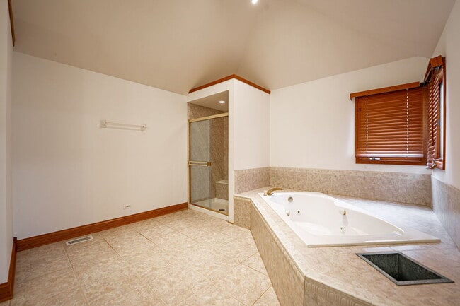 Building Photo - 552 Waters Edge Dr