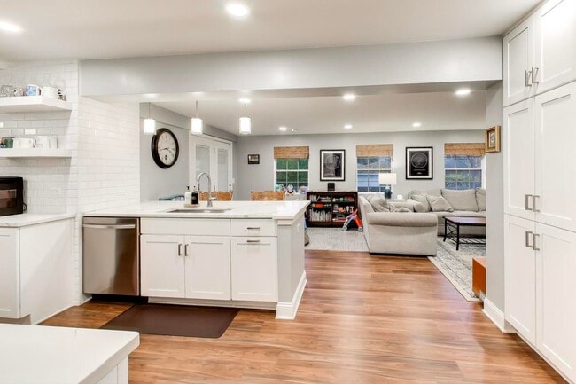 Building Photo - 6 S Waterman Ave