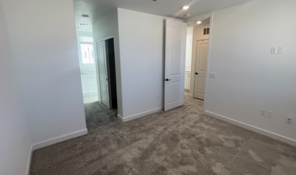 Building Photo - 2115 Reed Dr