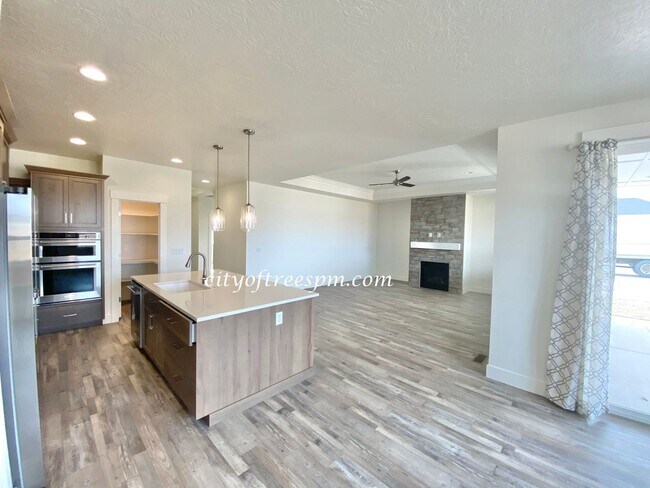 Building Photo - 3 br, 2 bath House - 8934 E Sego Lily Dr