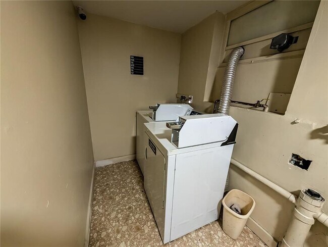 Building Photo - 1425 Manville Rd