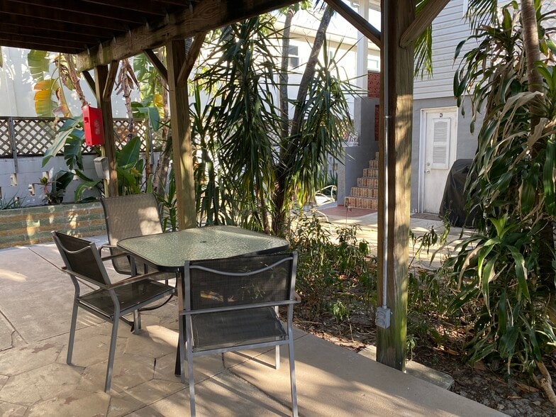 Building Photo - 236 6th Ave N