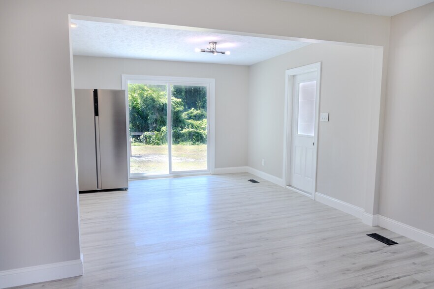 Building Photo - 1142 Riverside Cir