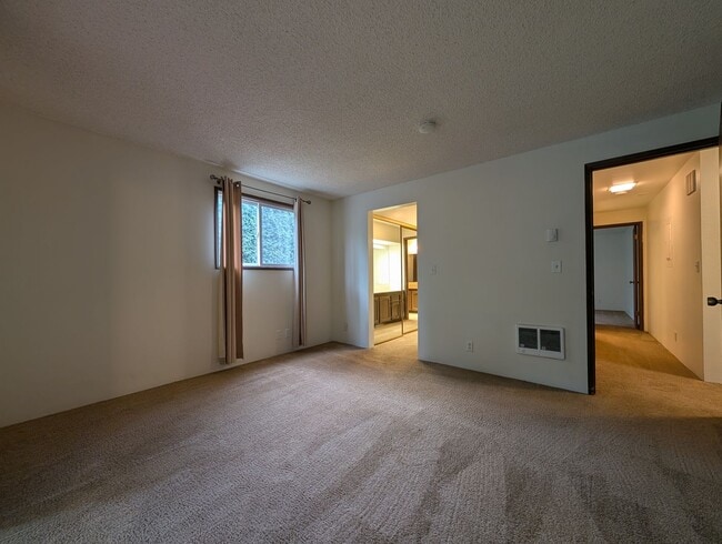 Building Photo - Great 2 Bedroom, 1-Bath Condo Near Eugene Country Club!