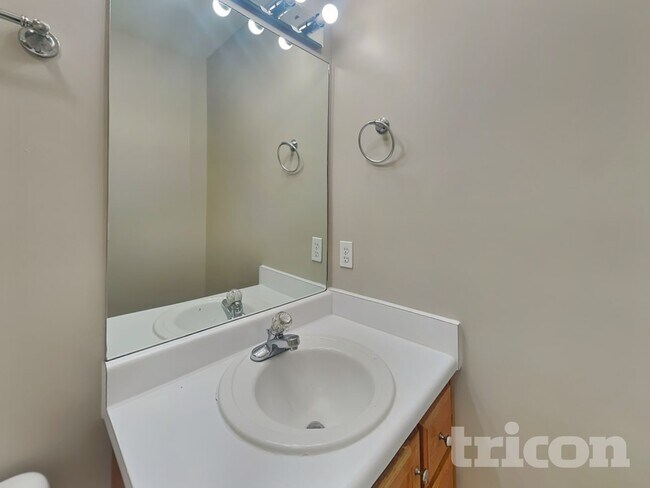 Building Photo - 155 Braxton Ln E