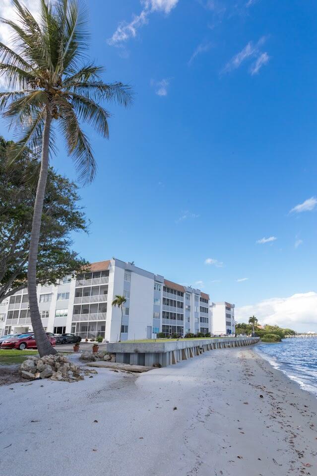 Building Photo - 1502 S Lakeside Dr
