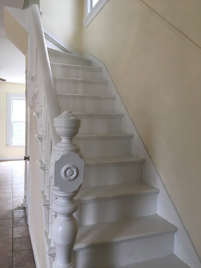 Building Photo - 196 Frank St