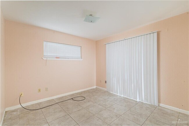 Building Photo - 17 Village Square