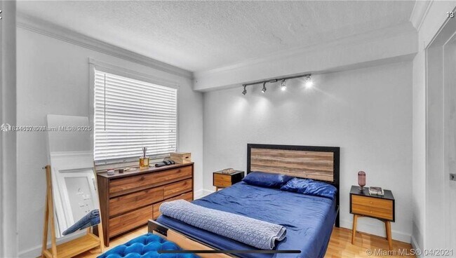 Building Photo - 2575 SW 27th Ave