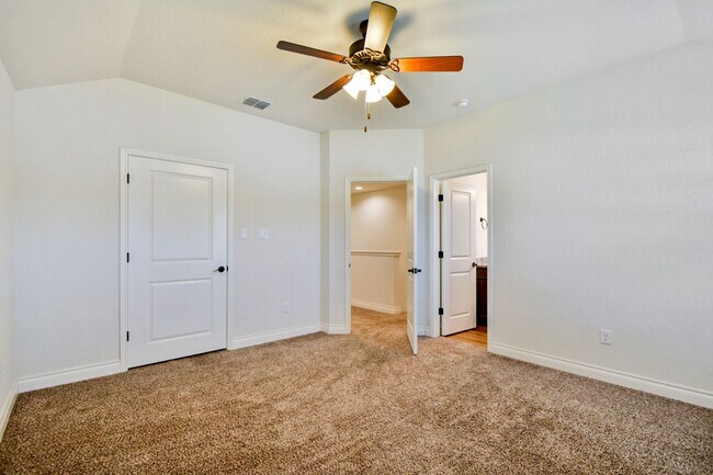Building Photo - **2 Weeks Free!** Beautiful 3 Bedroom Duplex in New Braunfels – Modern Finishes & Great Layout!