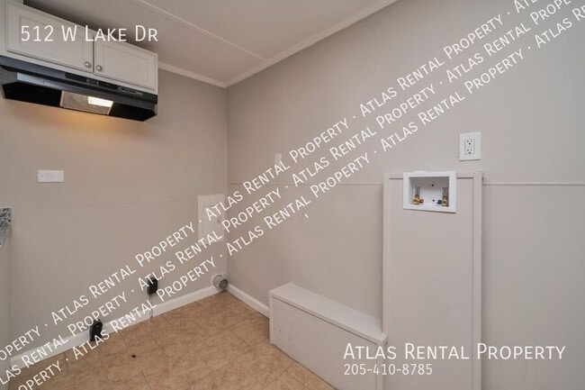Building Photo - 512 W Lake Dr