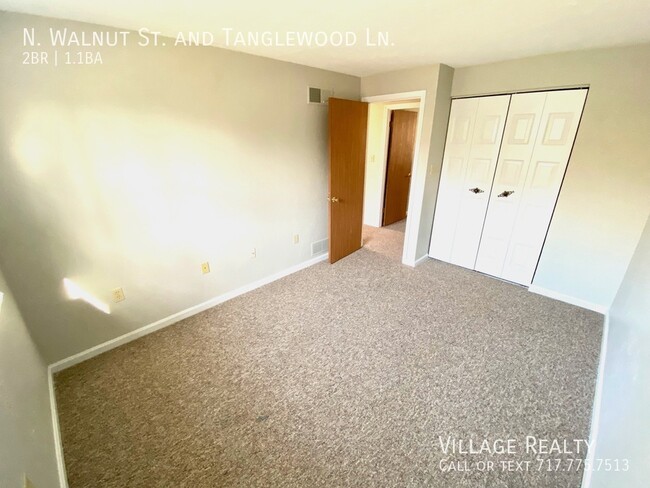 Building Photo - Spacious END-UNIT 3-BR Townhome in Dallast...