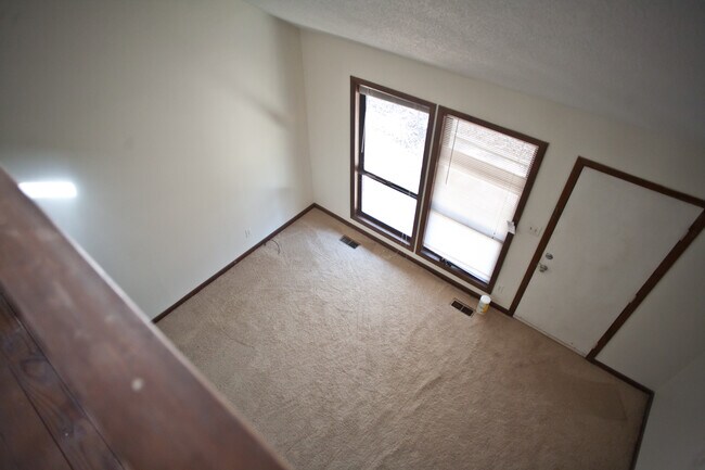 Building Photo - Spacious duplex just minutes from downtown