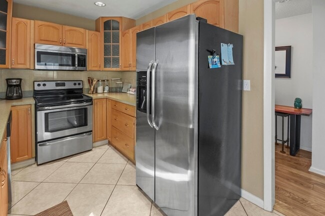 Building Photo - 2936 Lake Shore Dr