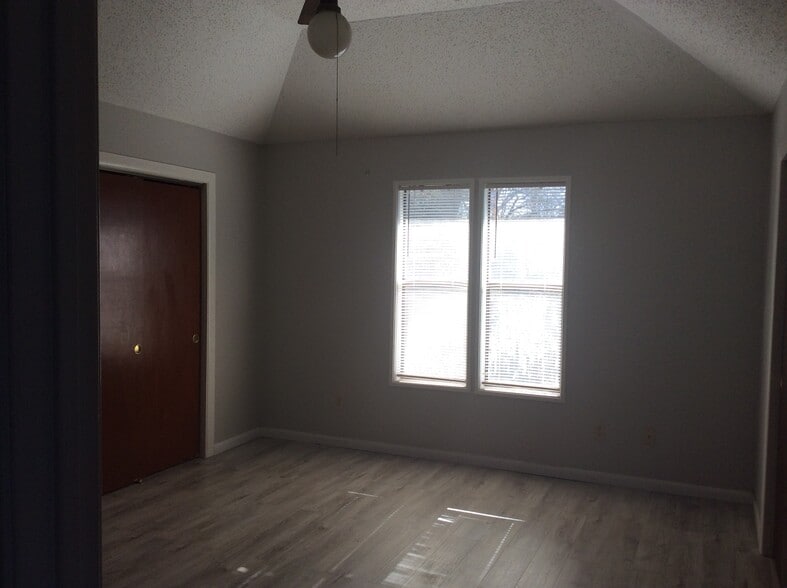 Large Bedroom 2Wall Closets - 12421 Green Ridge Dr