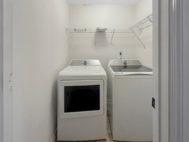 Building Photo - 2607 Woodford Ln NE