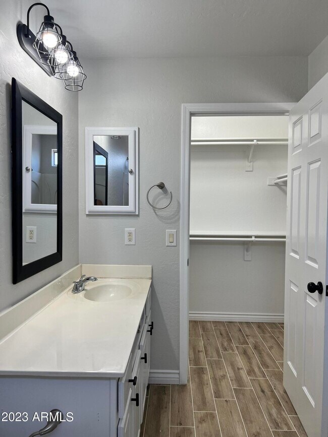 Building Photo - 24911 W Dove Run Dr