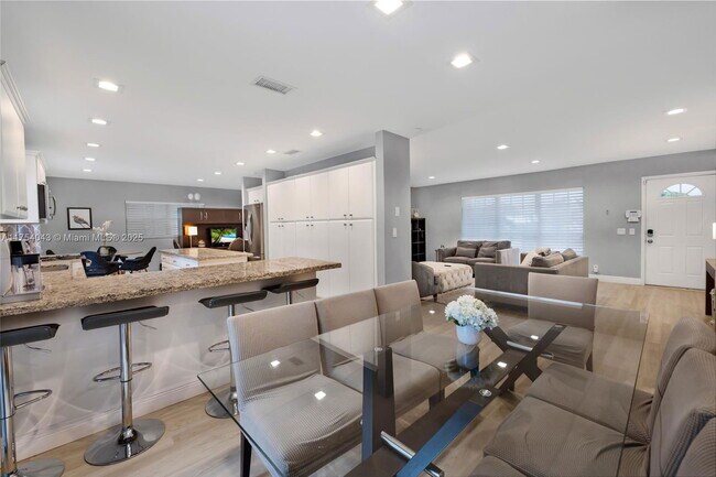 Building Photo - 7711 Coquina Dr