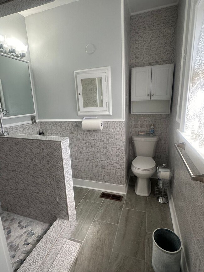 Building Photo - 3 bedroom 2 bath beautiful home with tons of character!