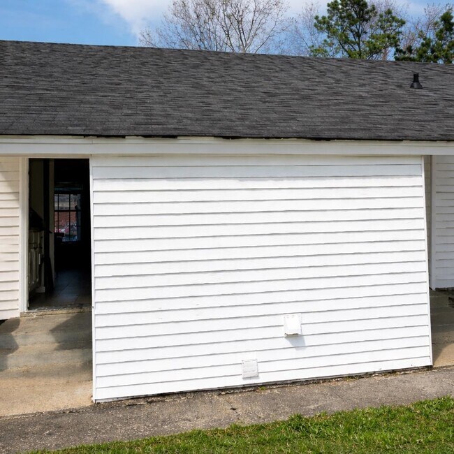 Building Photo - 811 17th Ave