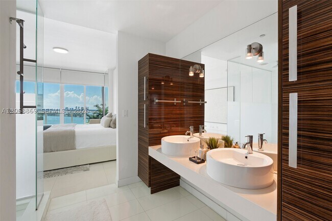 Building Photo - 2020 N Bayshore Dr
