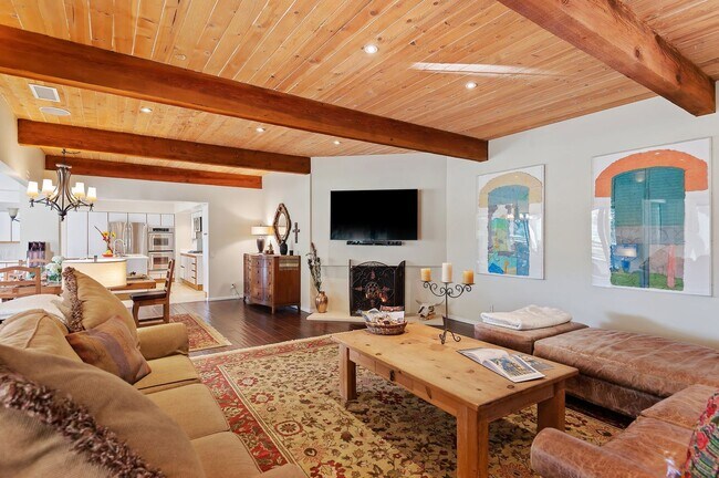 Building Photo - 525 Las Palmas Dr