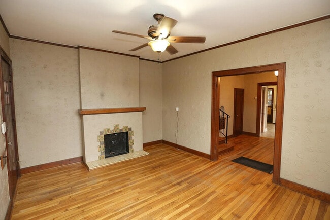 Building Photo - 2 bedroom 1.5 bathroom duplex