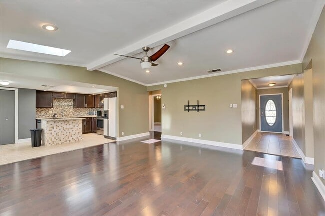 Building Photo - 8413 Slant Oak Dr