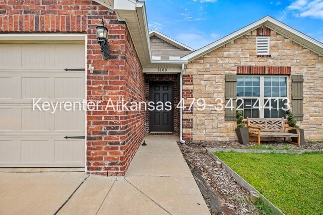 Building Photo - 1600 Edinburgh Dr