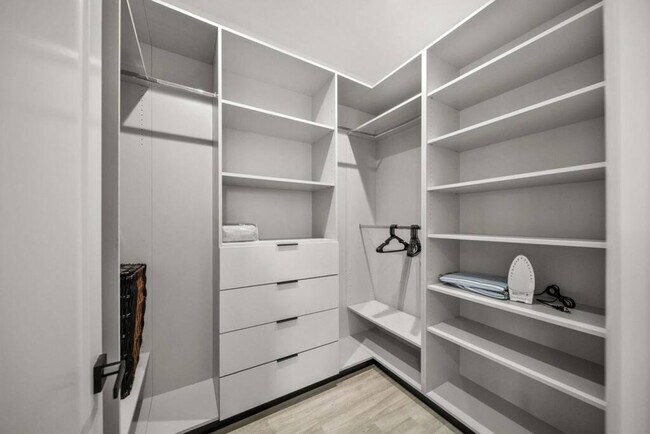 Building Photo - 1514 NE 5th Ct