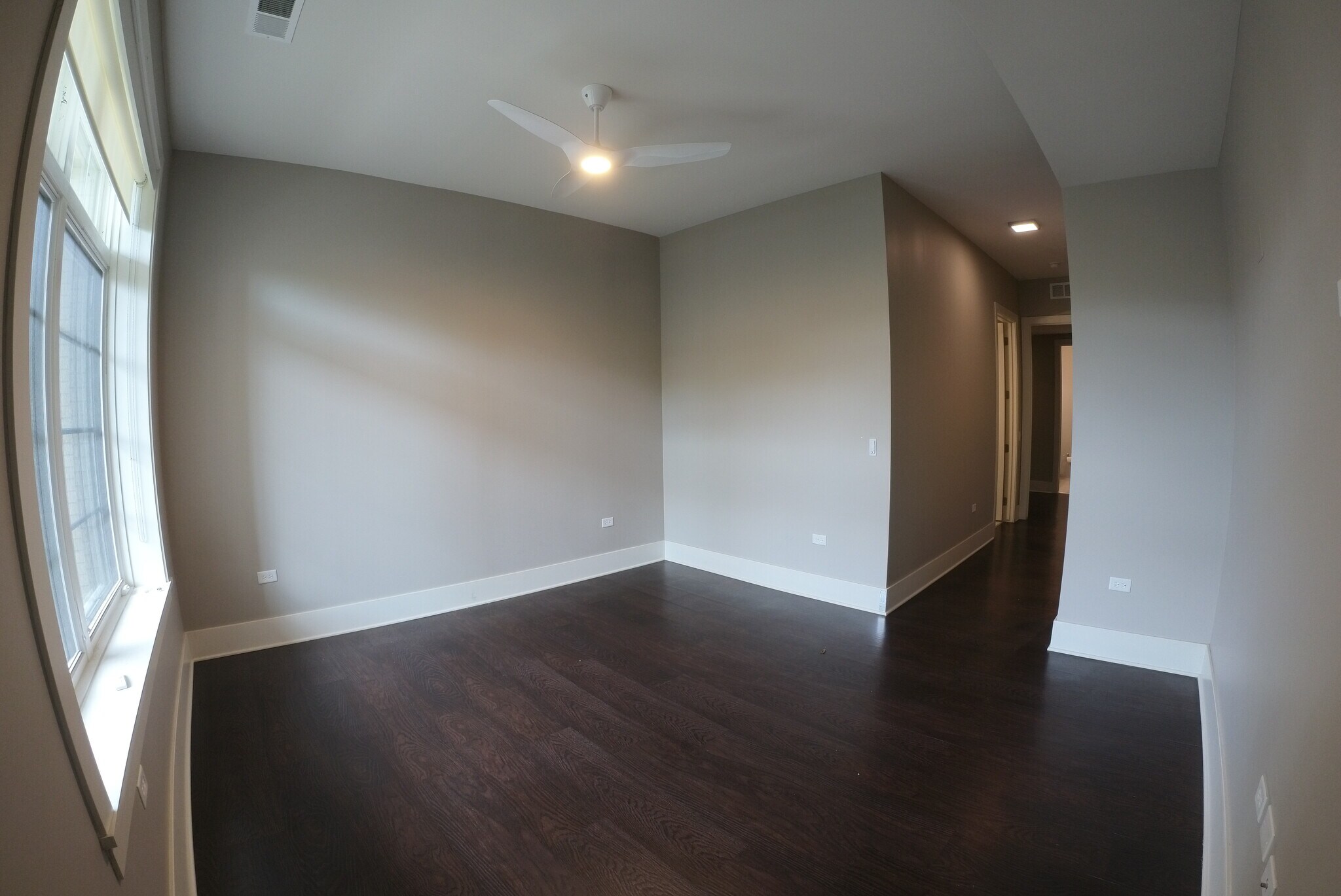 Building Photo - 2058 N Clark St