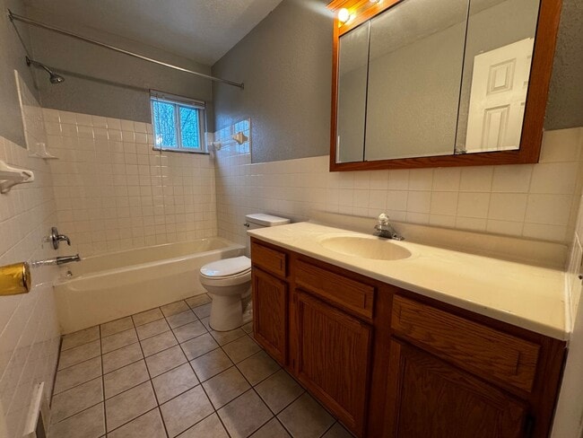 Building Photo - Charming 2-Bedroom Property in Prime Location