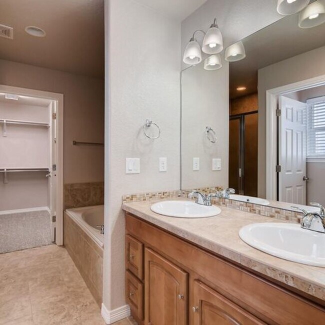 Building Photo - Wonderful Newer Home