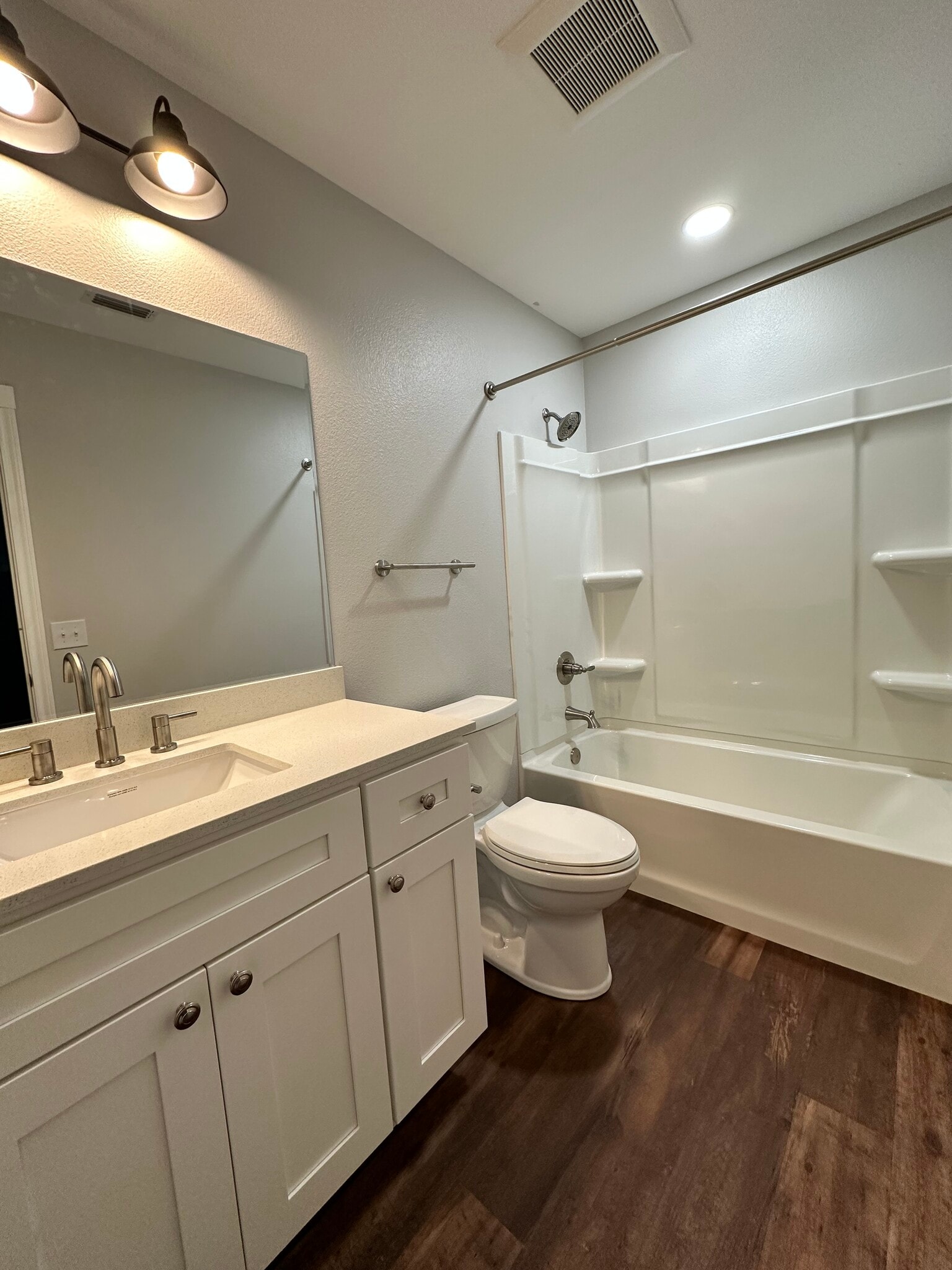 MASTER BATH (TUB + SHOWER) - 107 S Bois D Arc St