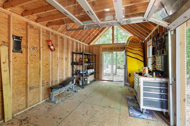 Building Photo - Beautiful 4/4 Plus Office, 4 Blocks From E...