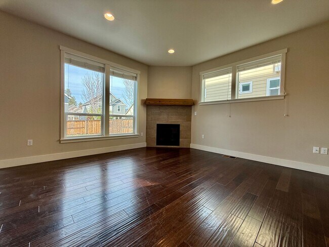 Building Photo - GORGEOUS OPEN LAYOUT HOME IN OLD FARM DISTRICT!