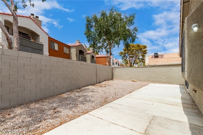 Building Photo - 2689 Rungsted St