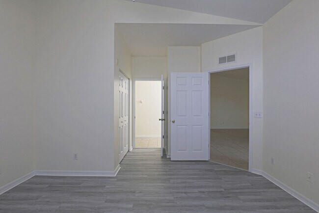 Building Photo - Bellasol 4117-121