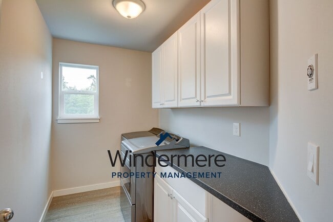 Building Photo - Newer Build 3 Bedroom 2.5 Bathroom Townhome